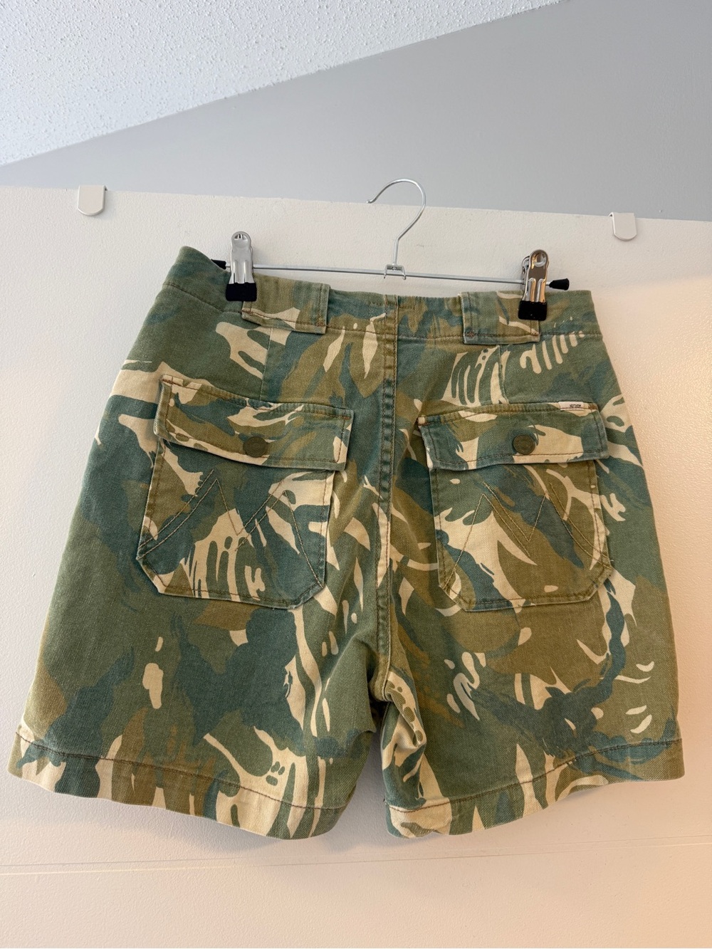 MOTHER The Rambler Patch Pocket Shorts | Tropical Camo | Size 26